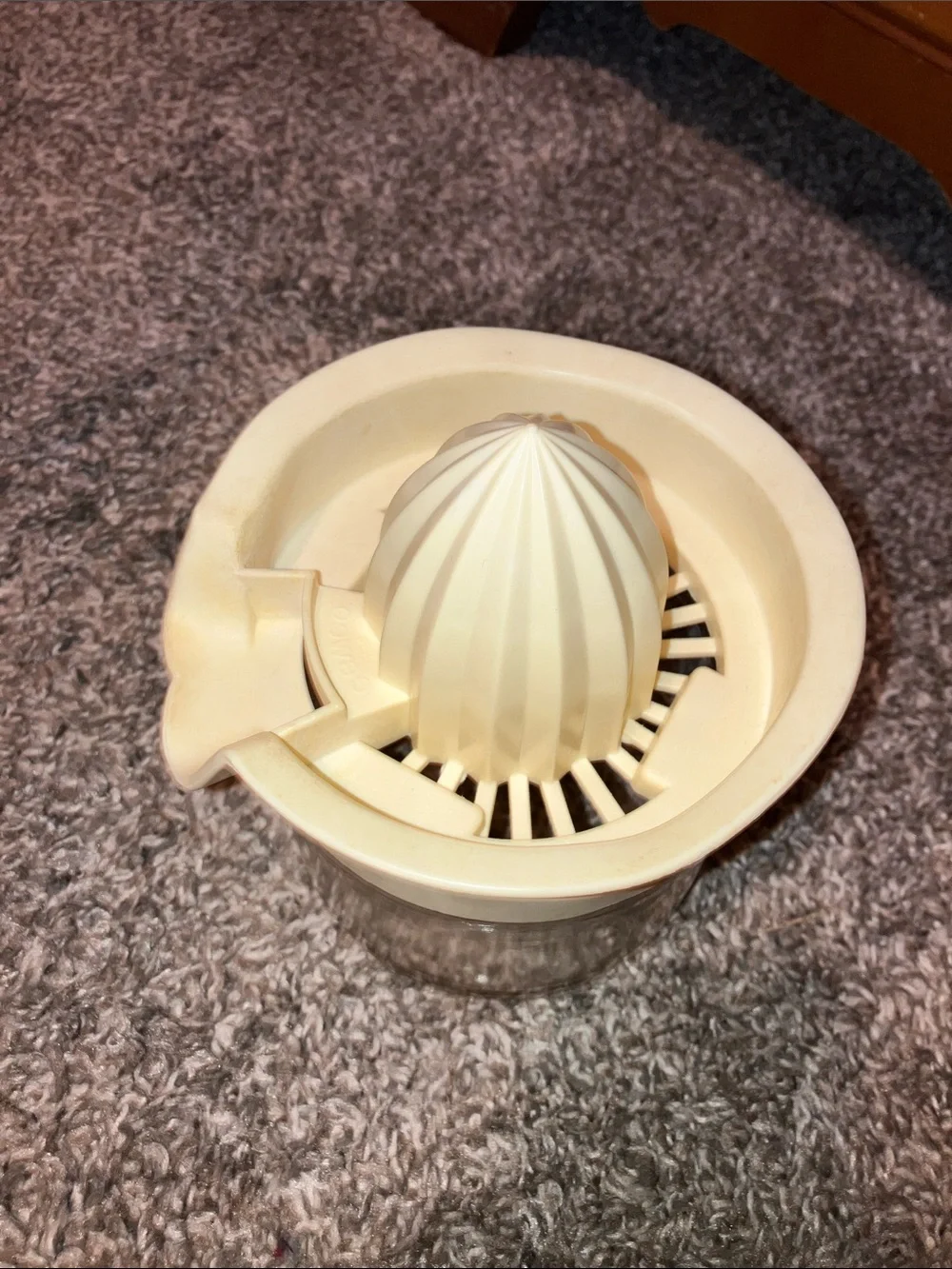 Cream Manual Citrus Juicer with Integrated Glass Container Vintage Gemco